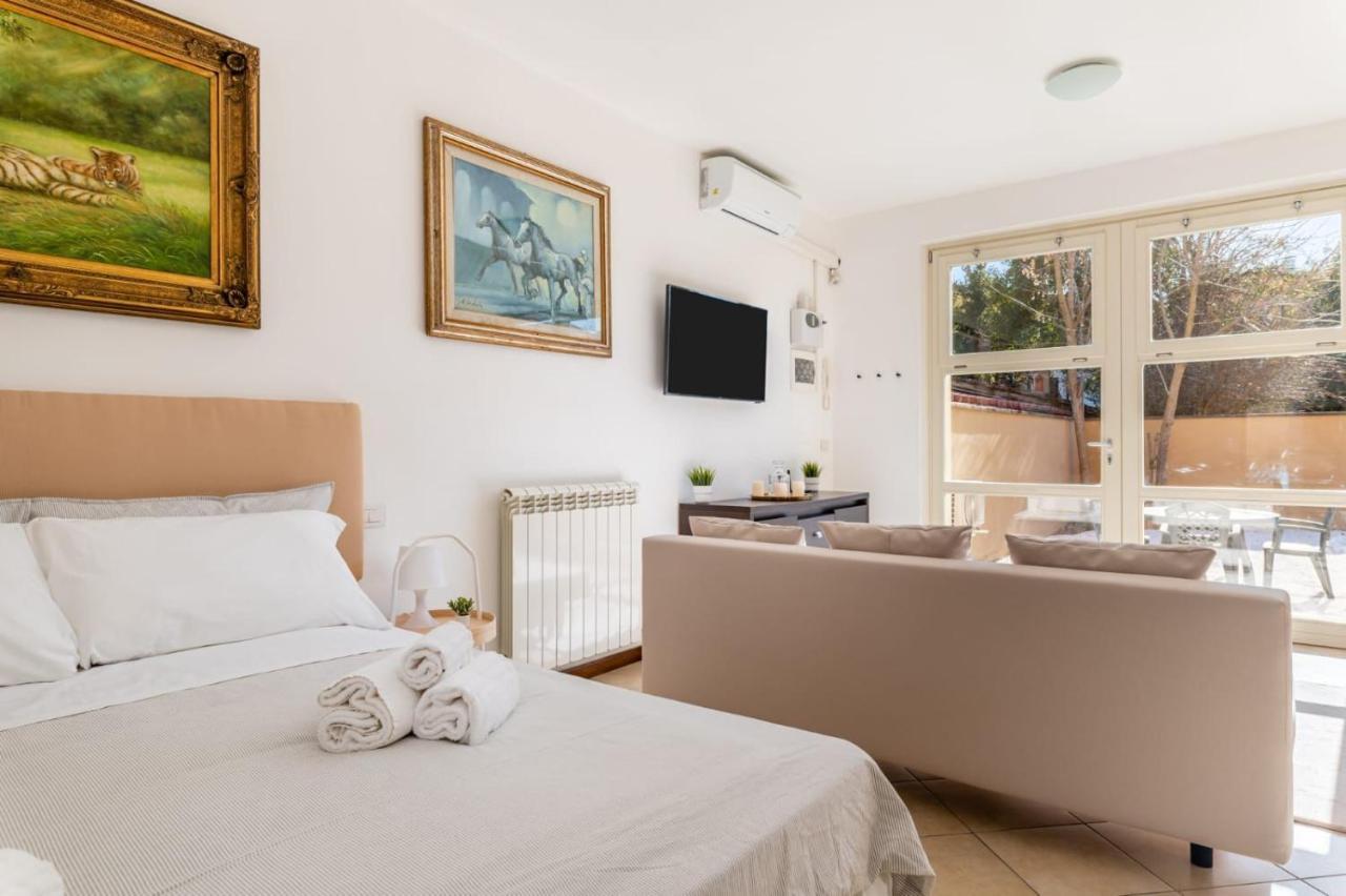 { White Garden } -Comfort, Parking & Wi-Fi- Λούκα Εξωτερικό φωτογραφία